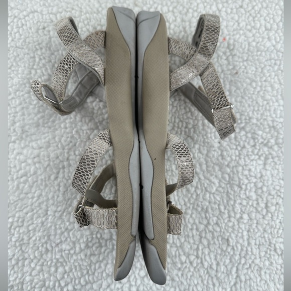 Clarks Collection Strappy Adjustable Comfort Outdoor Sandals - Picture 3 of 7